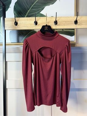 Burgundy Ribbed Long-Sleeve Top with Front Cutout M